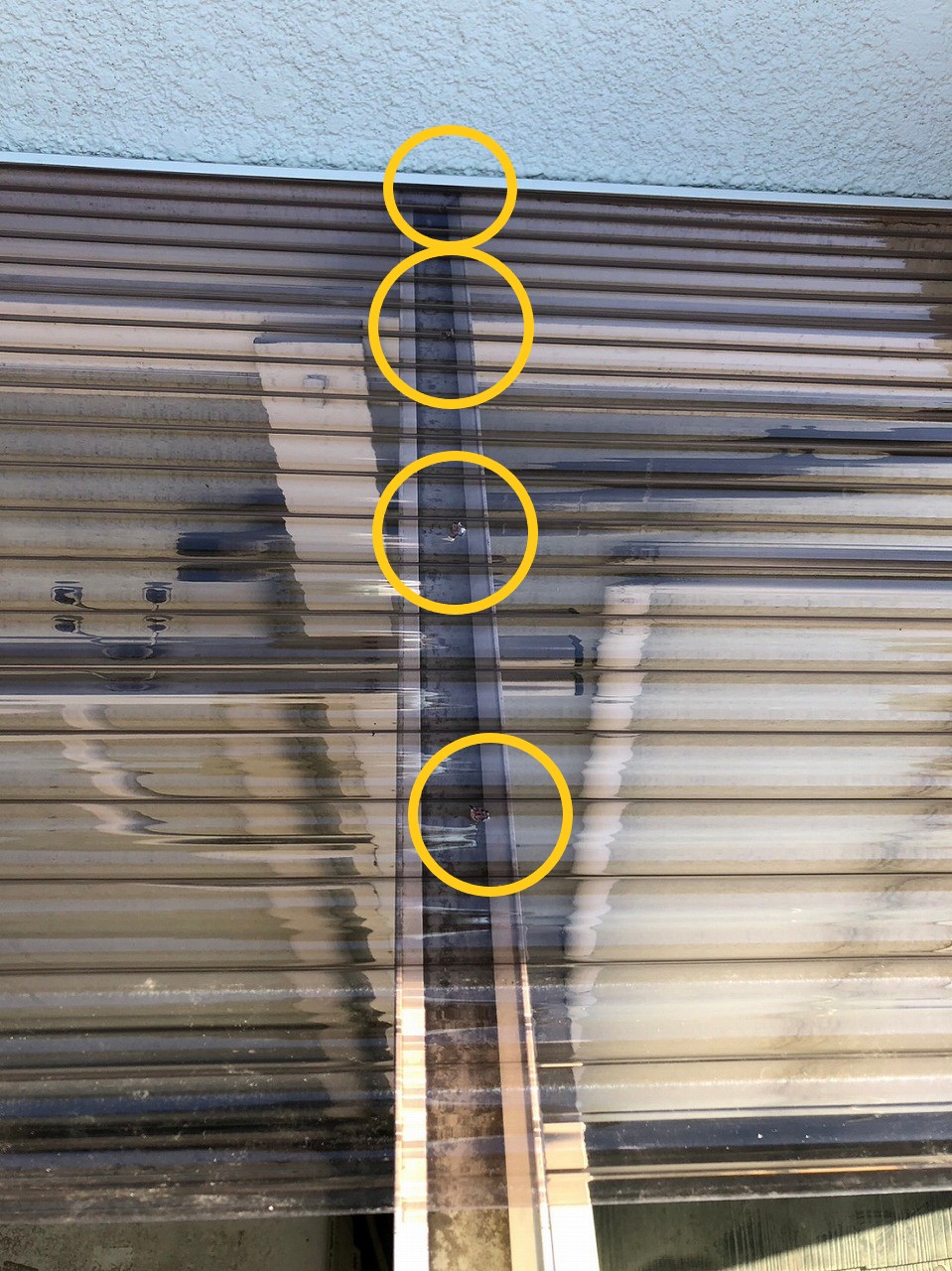 ポリカを止める為の穴